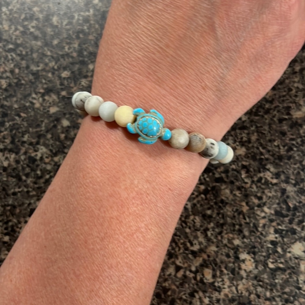 🔴 CLEARANCE NWT 🏝️🐢 WHITE TURQUOISE AMAZONITE BEADED SEA TURTLE STRETCH BRACELET